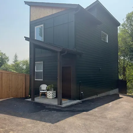 Modern New Build Home 5 Min From Downtown